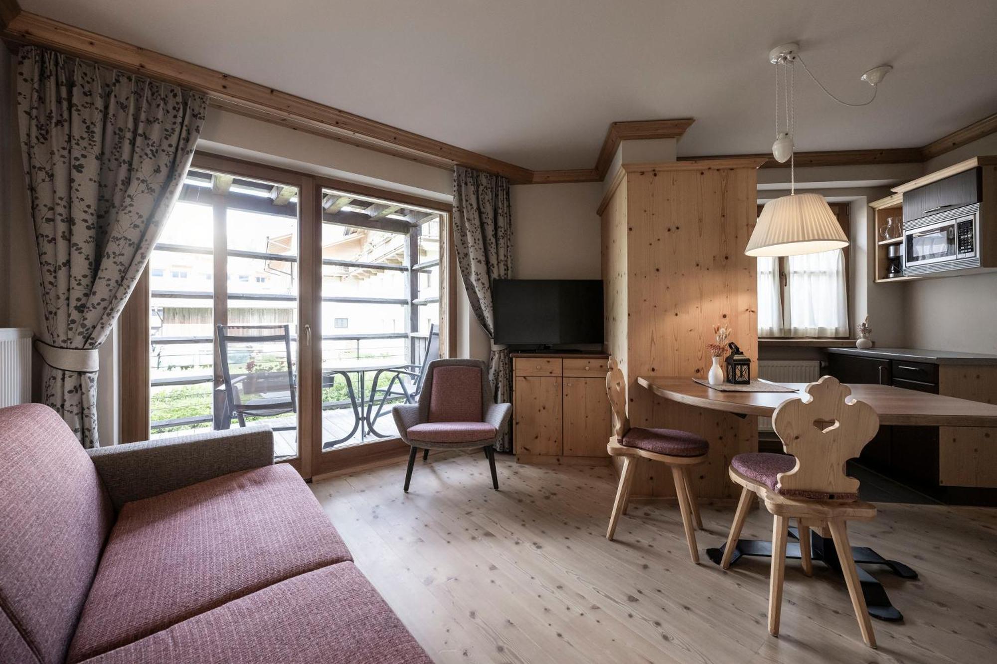 Post Alpina - Family Mountain Chalets San Candido Phòng bức ảnh