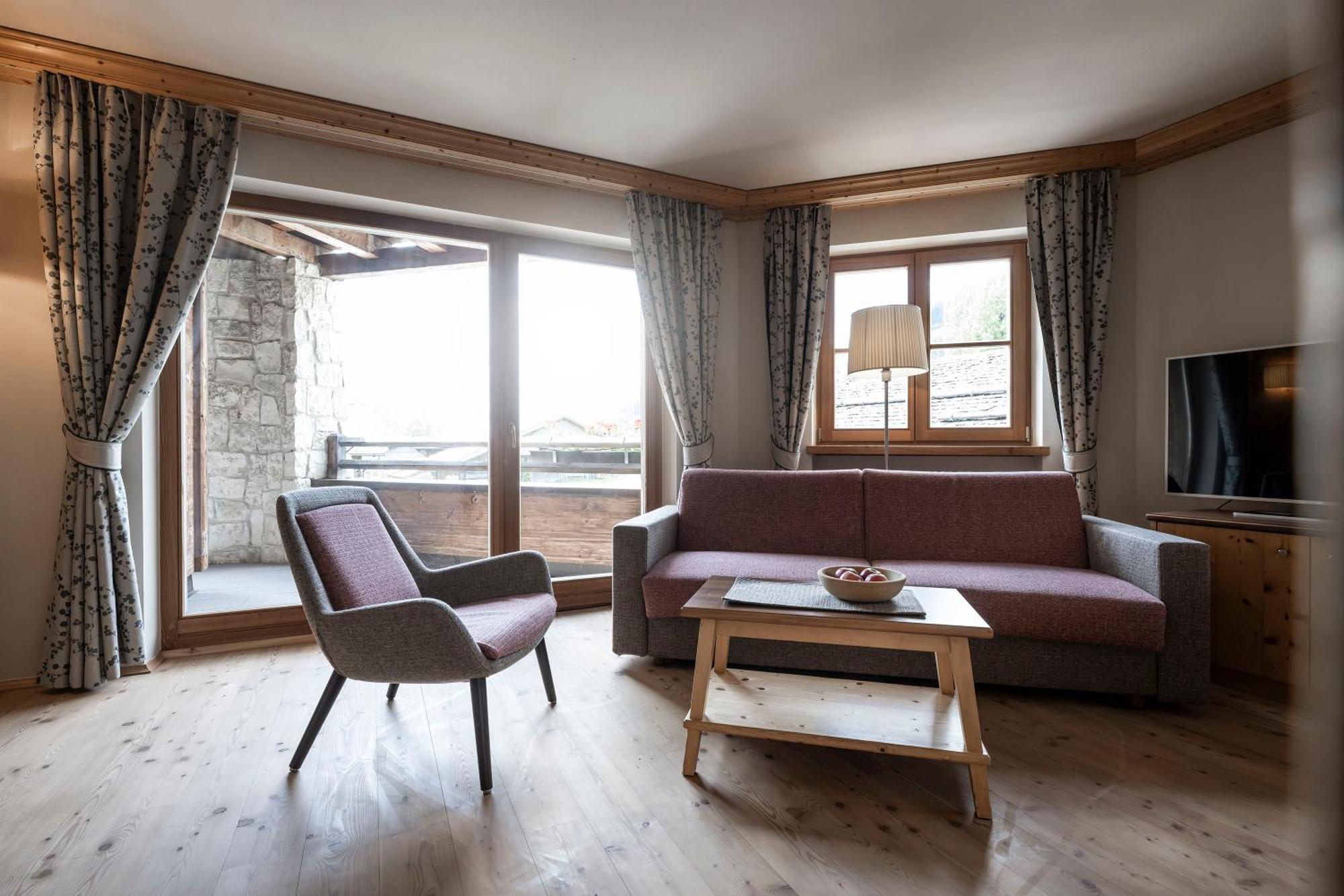 Post Alpina - Family Mountain Chalets San Candido Phòng bức ảnh