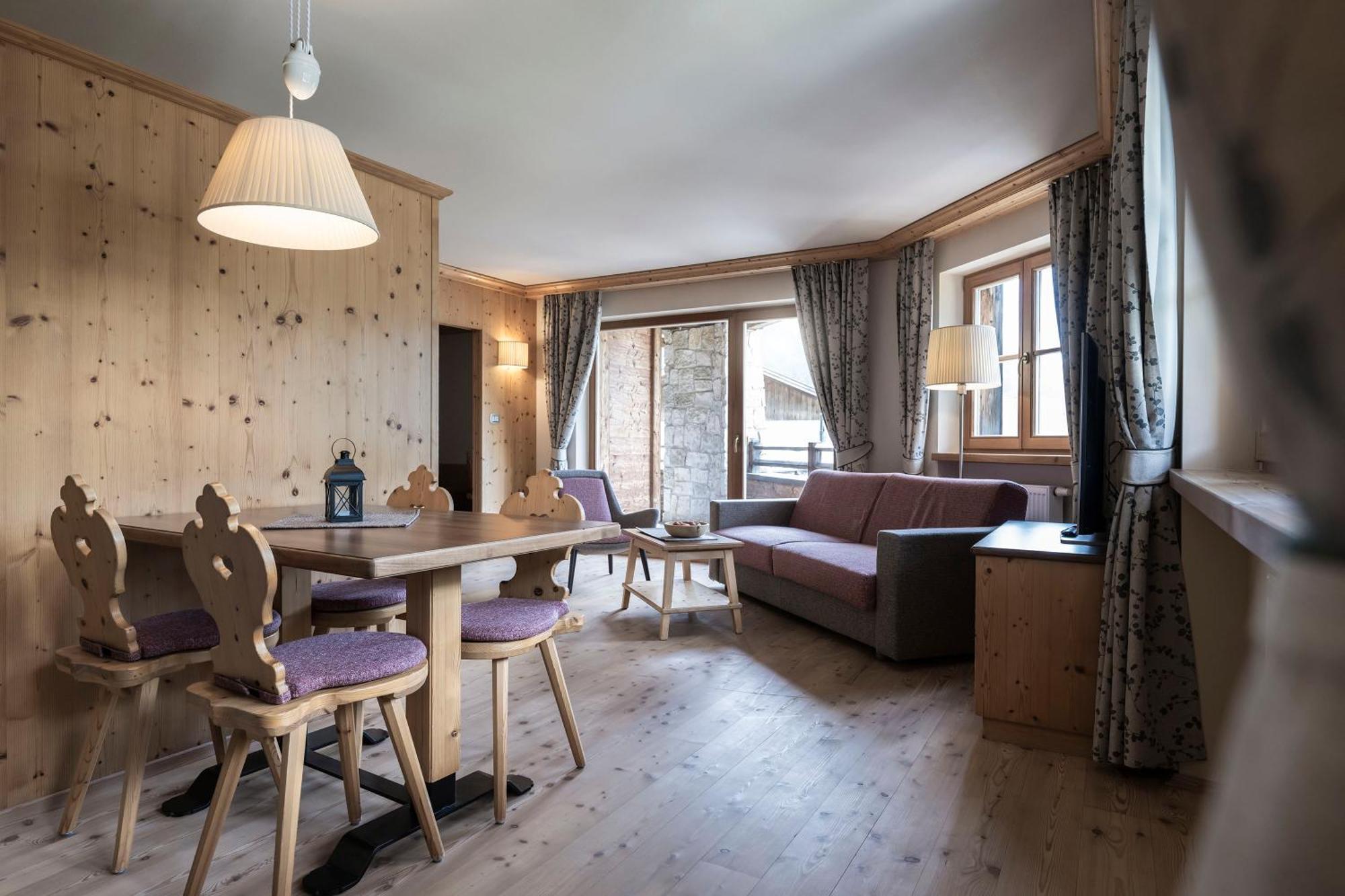 Post Alpina - Family Mountain Chalets San Candido Phòng bức ảnh