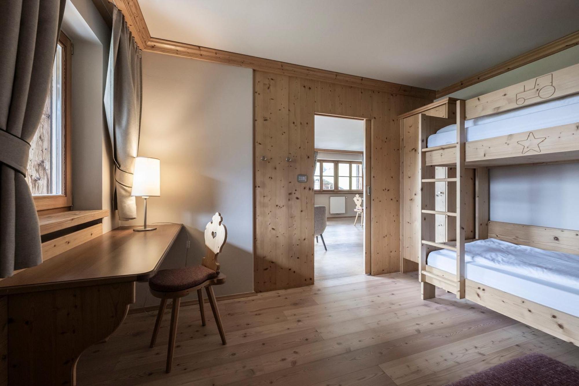 Post Alpina - Family Mountain Chalets San Candido Phòng bức ảnh