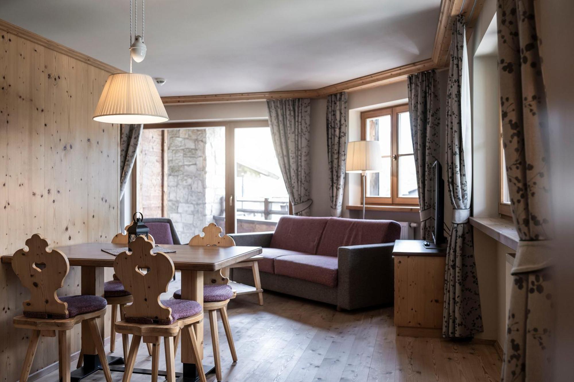 Post Alpina - Family Mountain Chalets San Candido Phòng bức ảnh