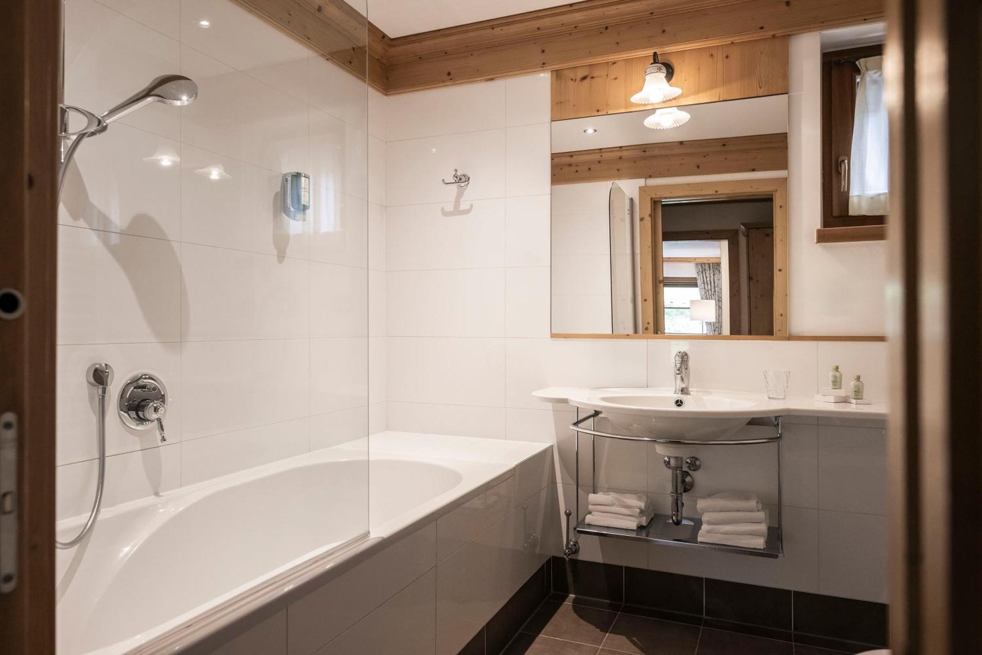 Post Alpina - Family Mountain Chalets San Candido Ngoại thất bức ảnh